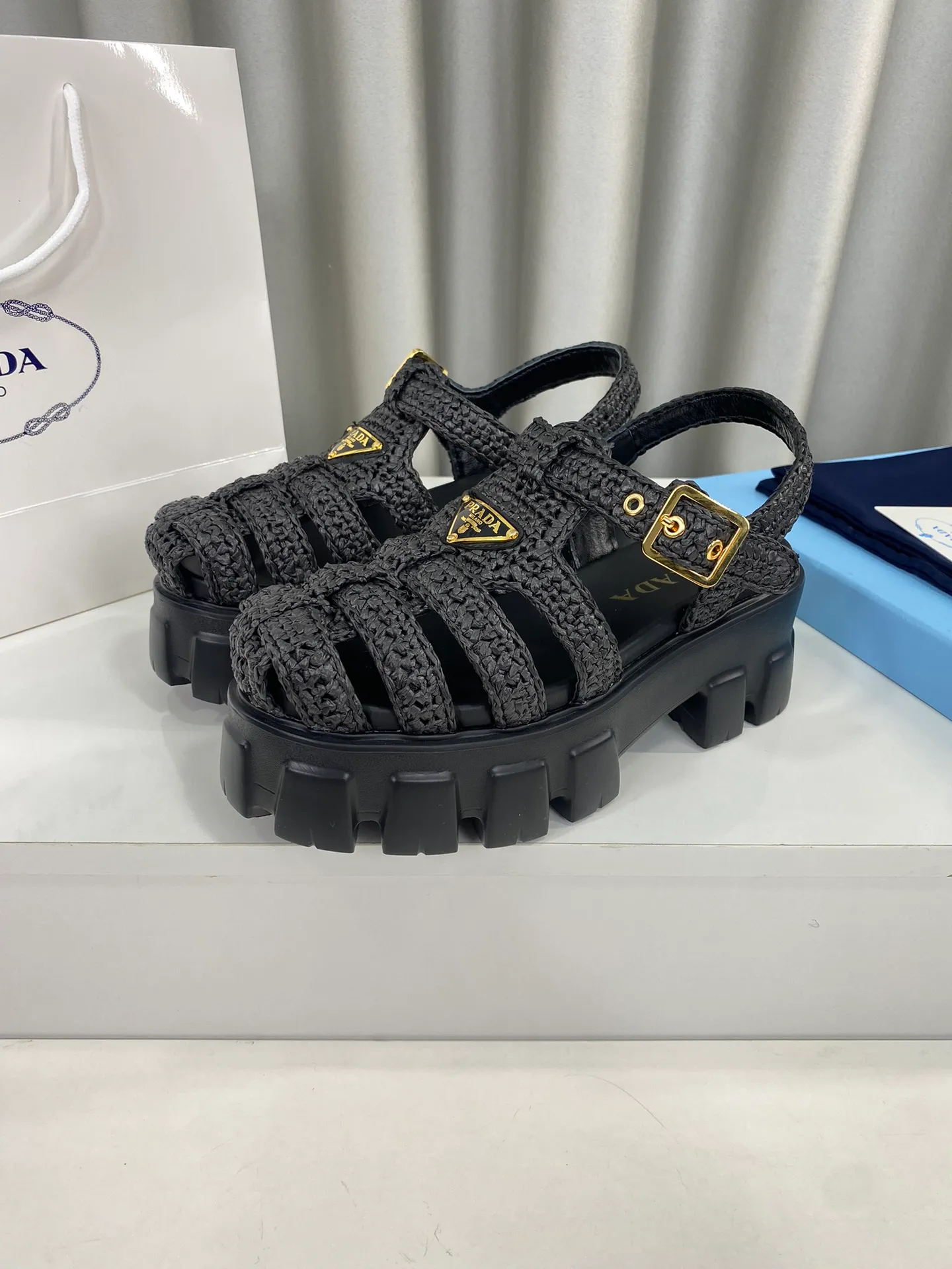 👟👟Ex-factory price 600👟👟 Prada’s latest bamboo cage weaving thick-soled triangle buckle sandals☑️ Latest environmentally friendly PP material, fully handmade crochet, just like knitting sweaters, slow work and meticulous work, retro fashionable thick-soled shoes, with woven uppers, making the whole pair of shoes light and comfortable, bright colors, satisfying a variety of choices for fashionable people with different styles! The iconic metal triangle logo is paired with the shape of ancient beach sandals. Every design element is fashionable! Size: Women's 35-39 (34, 40, custom-made, non-returnable) Full set of counter original packaging